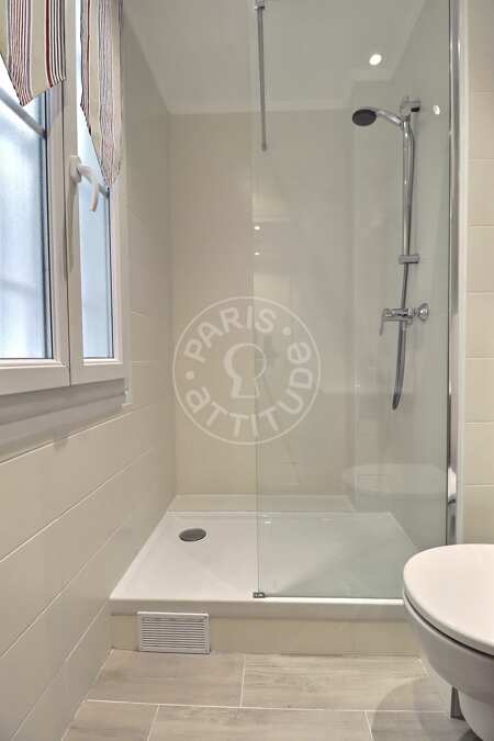 Salle de bain Studio meublé - 20m²  - Wagram - Paris