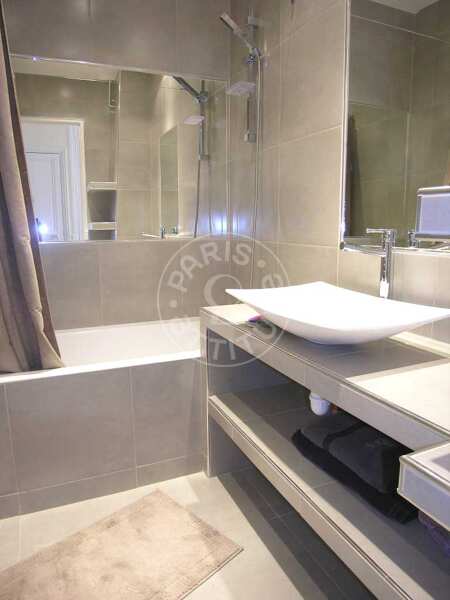 Bathroom Furnished apartment - 47m²  - 2 bedrooms - Châtelet - Paris