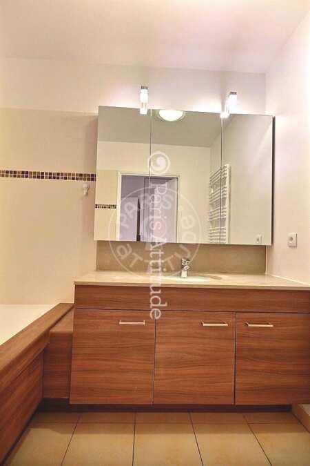 Bathroom Furnished apartment - 92m²  - 3 bedrooms - Boulogne-Billancourt