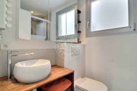 Bathroom Furnished apartment - 86m²  - 2 bedrooms - Place de Clichy - Paris