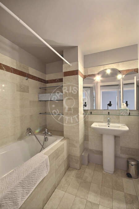 Salle de bain Appartement meublé - 42m²  - 1 chambre - Invalides - Paris