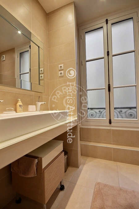 Salle de bain Appartement meublé - 119m²  - 3 chambres - Poissonnière - Paris