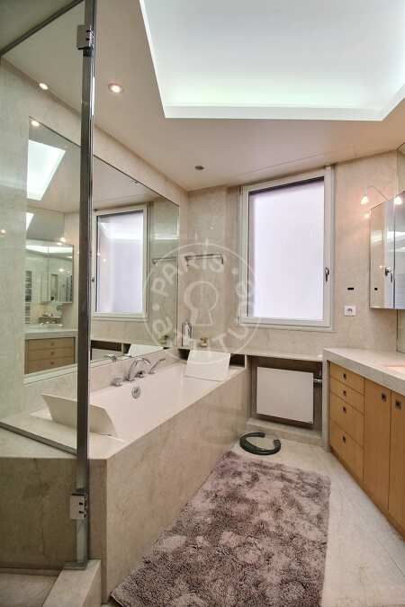 Salle de bain Appartement meublé - 200m²  - 3 chambres - Parc Monceau - Paris