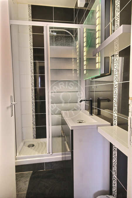 Salle de bain Studio meublé - 25m²  - République - Paris