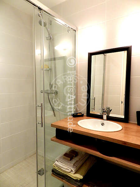 Bathroom Furnished apartment - 36m²  - 1 bedroom - Belleville - Paris