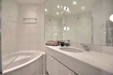 Salle de bain Appartement meublé - 70m²  - 2 chambres - Champs-Elysées - Paris