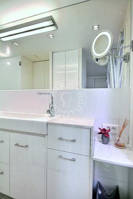 Bathroom Furnished apartment - 25m²  - 1 bedroom - Saint-Paul - Paris