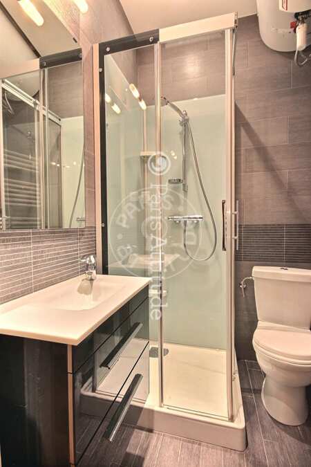 Salle de bain Studio meublé - 20m² - Place Monge - Paris