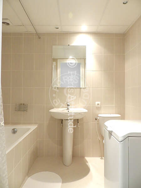 Salle de bain Studio meublé - 30m²  - Trocadéro - Paris