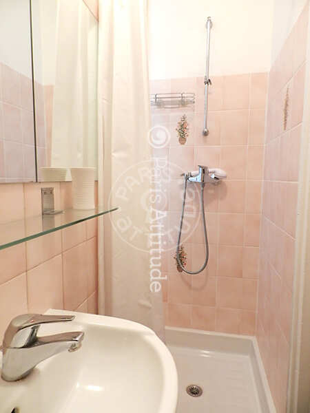 Bathroom Furnished studio - 23m² - Jules Joffrin - Mairie du 18ème - Paris