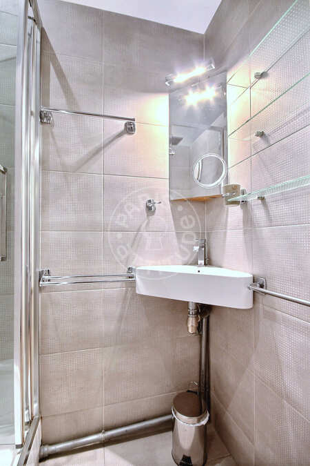 Salle de bain Studio alcove meublé - 25m²  - Faubourg Saint-Martin - Paris