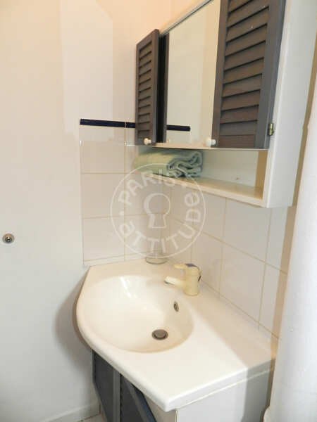 Salle de bain Studio meublé - 18m²  - Place des Vosges - Paris