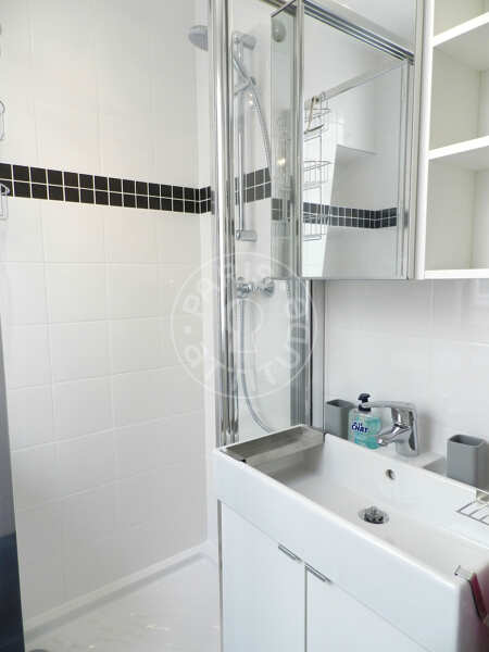 Salle de bain Appartement meublé - 24m²  - 1 chambre - Ecole Militaire / Unesco / Duroc - Paris