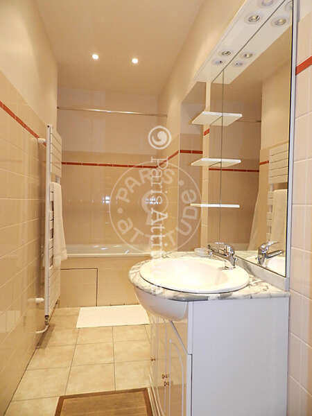 Bathroom Furnished apartment - 74m²  - 2 bedrooms - Centre George Pompidou - Paris