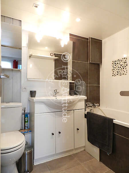 Bathroom Furnished apartment - 27m²  - 1 bedroom - Batignolles - Paris