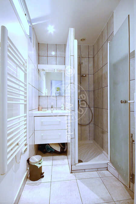 Salle de bain Studio meublé - 16m²  - Neuilly-sur-Seine