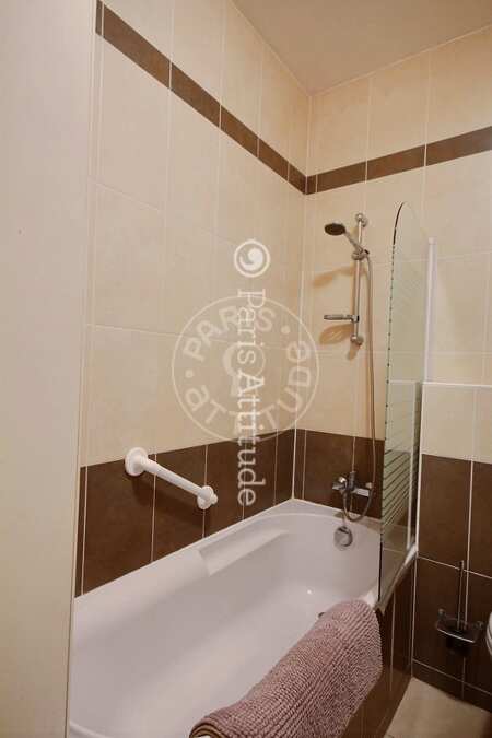 Bathroom Furnished studio - 38m² - Gambetta - Paris