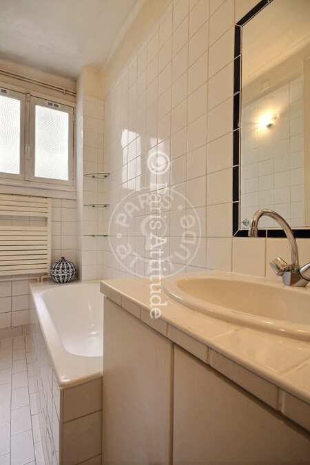 Salle de bain Appartement meublé - 65m² - 1 chambre - Porte de Saint-Cloud - Paris