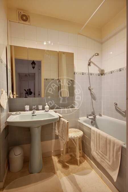 Bathroom Furnished apartment - 48m²  - 1 bedroom - Moulin Rouge / Pigalle - Paris