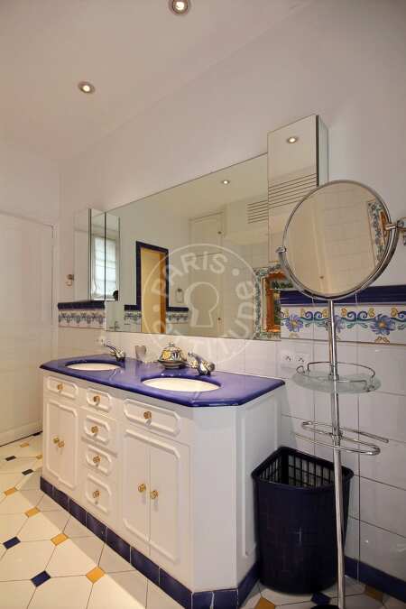 Bathroom Furnished duplex - 165m²  - 4 bedrooms - Pereire - Paris