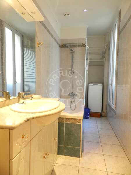 Salle de bain Appartement meublé - 43m²  - 1 chambre - Montmartre / Place des Abbesses - Paris
